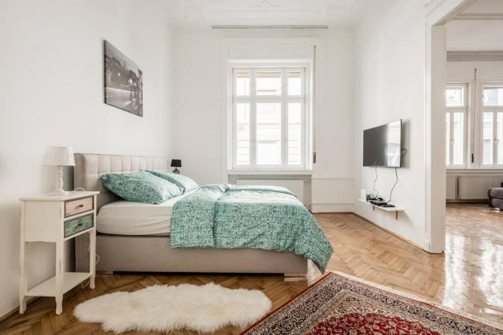 Oktober 6/8 Apartment Boedapest Buitenkant foto